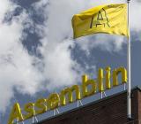 Assemblins flagga och skylt på huvudkontoret i Stockholm. Foto: Assemblin