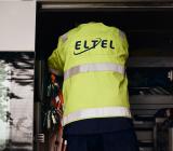 Eltelanställd utför service på IT-anläggning. Foto: Eltel