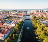 Lidköping, med ån Lidan och Kinneviken i bakgrunden. Foto: Lidköpings kommun