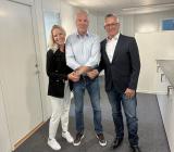 Åsa Johansson (tv), ansvarig administratör VVS Teknik Fålhagen, Anders Buskas, Sandbäckens regionchef VS Mitt, och VVS Teknik Fålhagens vd Per Johansson. Foto: Sandbäckens