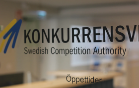 Konkurrensverkets entré med logotype. Foto: Konkurrensverket